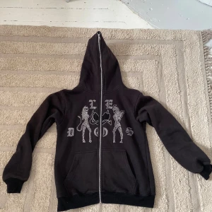 Rhinestone zip hoodie - Tjena, säljer denna sjukt feta hoodie då jag växt ur den. Bara att höra av sig vid några frågor.