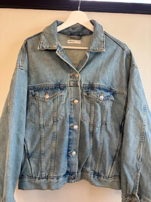 Oversized ljusblå jeansjacka XS - Snygg oversized jeansjacka i ljusblå denim från perfect jeans. Klassisk modell med bröstfickor, silverfärgade knappar och krage. Perfekt att slänga över en hoodie eller t-shirt för en chill look.