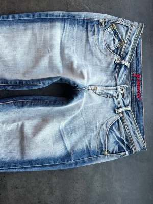 Vintage lågmidjade jeans - Säljer ett par blå jeans med bootcut. De är ganska lösa. Midjemåttet är 39 cm tvärs över och  innerbenslängden 83 cm. Kontakta gärna vid funderingar!💕