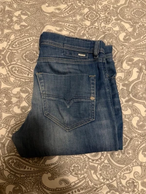 Vintage diesel jeans  - Ett par snygga vintage diesel jeans i färgen blå med en snygg wash, samt inga defekter.