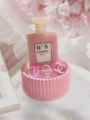 Parfymljus - Andra färger finns - Unikt ljus utformat som en parfymflaska i rosa, Perfekt som dekoration för dig som gillar mode och lyx.                                                                                     Går att få inslaget i fint packet samt finns andra färger. 