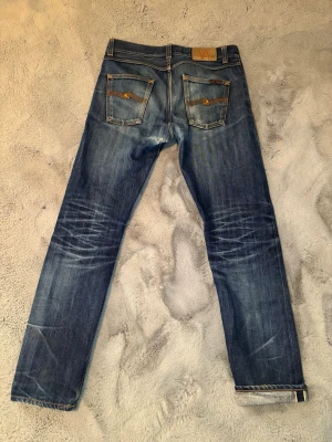 Nudie ”steady Eddie” selvedge jeans  - Tja! Jag säljer nu ett par sjukt feta nudie selvedge jeans med snygga honeycombs | Storlek: 30/32 | Färgkod: Dry selvedge | Modell: Steady eddie | De har en straight/ avslappnad passform och sitter riktigt fett | Skriv till mig för fler frågor och bilder |