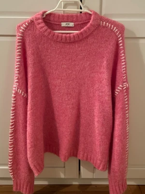 Rosa stickad tröja med vita knutar - Säljer denna så fina rosa stickade tröjan med vita knutar . Den är helt oanvänd och i nyskick. Nypris 500 kr💗💗