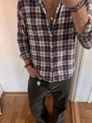 Lila och Krämvit Rutig Flanellskjorta - En mycket snygg och mjuk flanellskjorta i ett djupt lila och krämvitt rutmönster