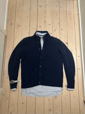 Mörkblå Cradigan Herr - Storlek: L-XL | Skick: 9/10 | Skickas samma dag som köp | Skriv vid minsta fundering🕺