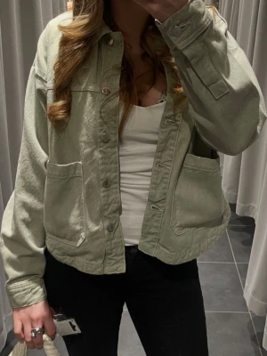 Grön jeansjacka Zara - superfin grön jeansjacka ifrån Zara, fint skick!