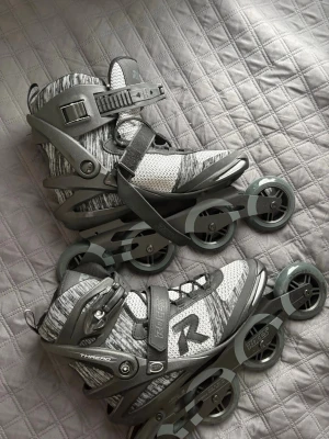 Rullskridskor  - Säljer dessa fina och helt oanvända svarta rullskridskor i storlek 44. Inga defekter eller skador. 