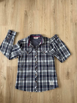 Dobber skjorta  - Skick: 8/10 | Storlek: 38 vilket ungefär motsvarar XS | Pris: 299 | Inga defekter | Sitter perfekt för dig som är mellan 162-170 cm lång! | Postar samma dag 🚚📦| Hör av er vid frågor 🙌