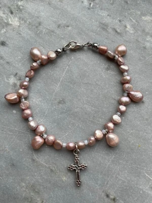 Pärlarmband med kors - Handgjort armband med ljusrosa pärlor och silverfärgat kors. Ca 18-19 cm långt 💕