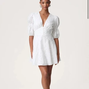 Adoore klänning  - Jag säljer nu min adoore klänning då den inte kommer att komma till användning. Tanken var att använda den på studenten i sommar men har valt att använda en annan. Den är helt oanvänd och alla lappar sitter kvar! Nypris är 1495kr, och pris kan även diskuteras! Den är i storlek 38, men passar absolut som storlek 36/S🫰🏻.