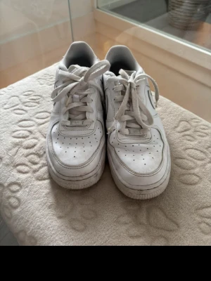 Air force 1  - Helt okej skick, de är lite creasade men inte alls mycket använda  Storlek 38.5 Nypris:900 tror jag