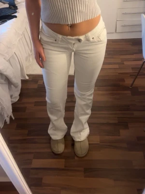 Low waisted Vita bootcut jeans  - Säljer ett par vita bootcut jeans med låg midja. Jeansen är från lager 157.