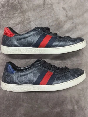 Gucci Ace sneakers svart/röd/blå - Gucci Ace sneakers🤩 Storlek 45. Självklart äkta✅ Hör av dig vid minsta fundering så hjälper vi dig😃
