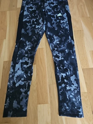 Träningstights  - Nyskick endast anv ett par ggr