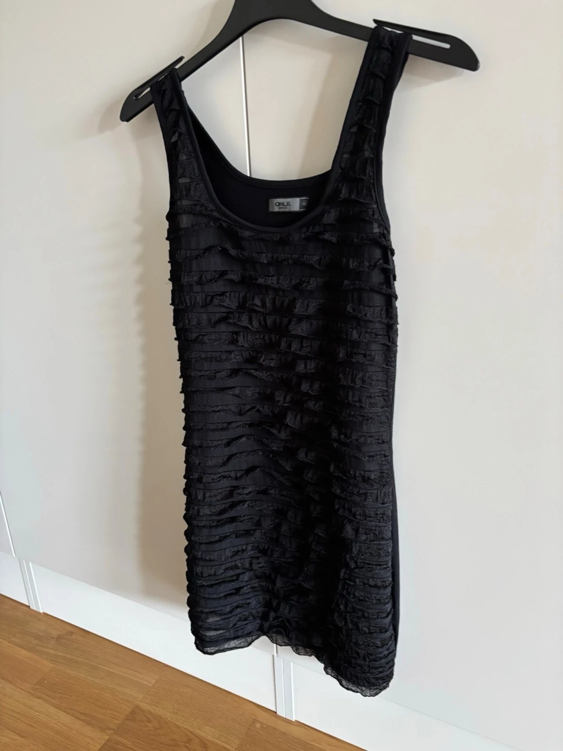 Svart volangklänning från Only - 1