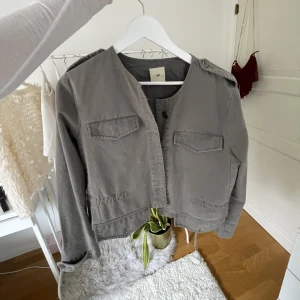 Jacka - Så fin jacka nu till våren, passar nog xs-s (hittar ingen storlek i jackan). ❤️‍🔥❤️‍🔥