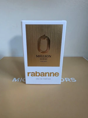 Rabanne Million Gold Eau de Parfum - Rabanne Million Gold Eau de Parfum för henne. Flaskan har en elegant, kristalliknande form med guldigt lock och gyllene vätska. Förpackningen är vit med gulddetaljer och modern design. En lyxig doft som sticker ut i parfymhyllan.