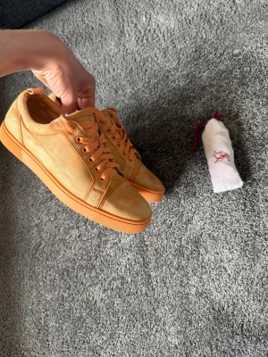  Christian Louboutin skor - Säljer ett par feta loubs i en nice ljusorange/beige färg. Perfekta nu till våren. Dem är i fint skick och är inte använda så mycket✅Extrasnören medföljer✅Frågor? Kontakta mig✅Allt gott, mvh Noah 