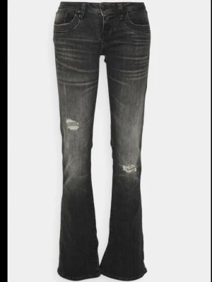 ltb jeans - säljer nu dessa jättefina jeans från ltb, tror dom e slutsålda typ överallt men pris går såklart att diskutera💞storlek är 24/30