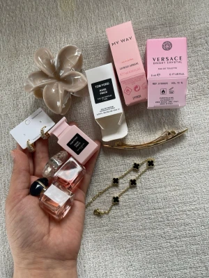 Smycke, 3 mini parfymer, två klämmor - Ett armband guldpläterad , två klämmor, 3 helt nya miniparfymer, ett par trendig örhänge 