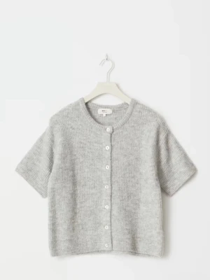 Grå stickad kortärmad kofta - Jättefin kortärmad stickad kofta från Gina, slutsåld. Sparsamt använd och som ny, skriv för fler bilder! Pris kan diskuteras 🫰