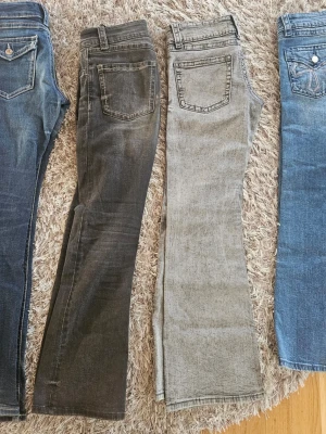 4 Bootcut jeans i olika färger - Alla 4 jeansen ingår i priset - Säljer flera par bootcut jeans i olika färger – svart, grå och blå. Klassisk femficksmodell med snygga slitningar och kontrastsömmar. Perfekta för dig som gillar retrovibbar och vill ha ett par jeans med lite vidare ben. Materialet är mjuk denim i bomull.