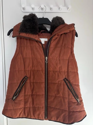 Väst  - Fin orange väst. Har en snygg passform, och är i storlek M men passar oxsså som S. Den är köpt på HM