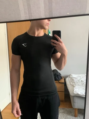 Gymshark träningströja - En svart träningströja från Gymshark. Den är i mycket bra skick och bara testad. Storlek M men är liten i storleken. Modellen är 182cm och ca 72kg. 