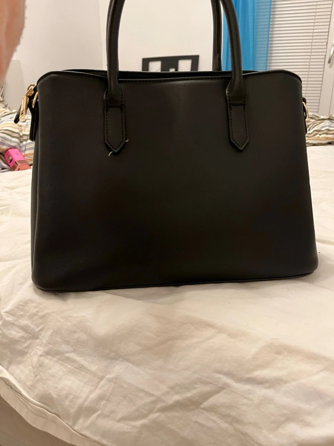 Svart handväska med gulddetaljer - 1