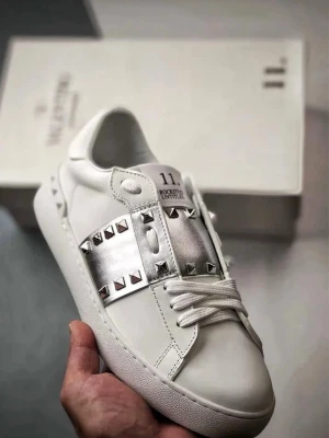 Valentino skor - Snygga vita Valentino, oanvänd, storlek 42-43, kommer inte med box 