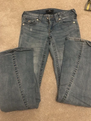 True Religon jeans - Coola jeans från true i Joey, en liten vit fläck syns på bilden. 