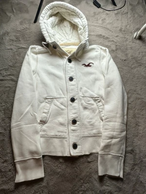 Hollister cardigan vintage  - Väldigt fint skick, den sitter som en S-M skulle jag säga. Tveka inte på att ställa frågor