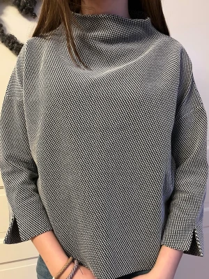 Cool polotröja - Säljer en cool polotröja. Tröjan  har trekvartsärm med små slitsar vid ärmsluten och en rak, avslappnad passform. Perfekt för dig som gillar stilrena och moderna plagg. 