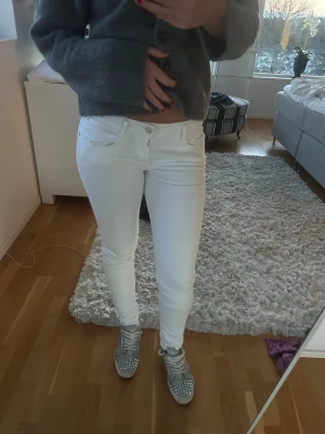 Vita skinny jeans med hög midja -  Ett Par skinny jeans med väldigt bra passform som man även kan göra om till bootcut om man inte skulle vilja ha dem skinny