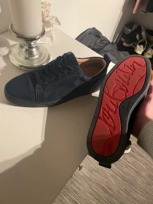 Mörkblå Christian Louboutin sneakers - Säljer ett par riktigt snygga skor från Christian Louboutin. Skorna är i mycket bra skick. Storlek är 44 men passar mig som har 43. Om ni har några frågor så är de bara att höra av er!😊