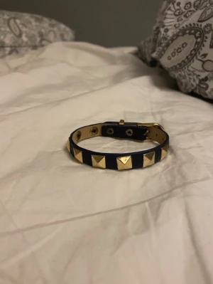 Valentino armband - Valentino armband!! Marin blå med guld nitar 🇨🇳flera storlekar och är väldigt snyggt till vår/sommar outfits!