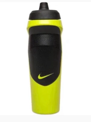 Nike vattenflaska gul/svart - Snygg vattenflaska från Nike i neon-gult och svart med greppvänlig yta och klassisk Nike-logga. Perfekt för träning eller gymmet. Tillverkad i tålig plast och har ett praktiskt skruvlock med pip.