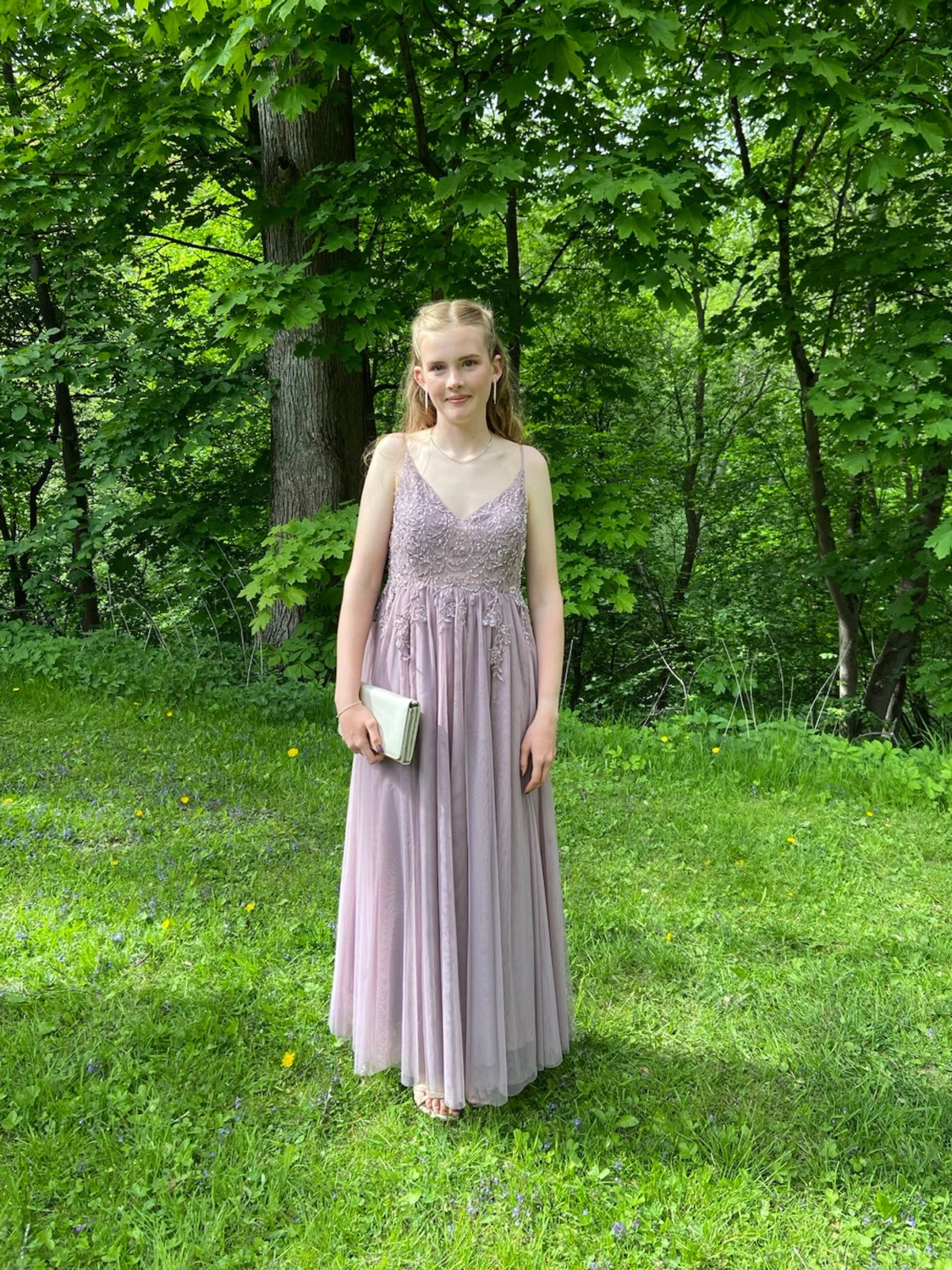 Ljuslila balklänning med spetsdetaljer - 1