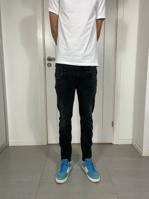 Replay Anbass Hyperflex Jeans  - Säljer nu dessa Replay Anbass Hyperflex Jeans, bra skick bortsett från slitning, W32 o L30, skriv för fler bilder/frågor🙌🏼
