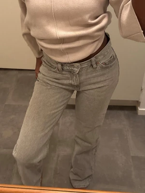 Gråa raka jeans Ginatricot  - Gråa jeans från Ginatricot. Öppen för bud vid snabb affär. Paketpris vid köp av flera plagg.🎀