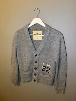 Hollister cardigan  - | Nu säljer jag en sjukt snygg cardigan ifrån hollister med en skönt tjock stickat material perfekt nu för vintern | Storlek: M på lappen men sitter som en S | skick: 10/10 Inga skador | Riktigt fet tröja och bra skick för ett dunder pris | skriv för fler frågor och bilder! | 