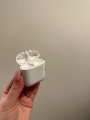 Apple AirPods laddningscase - Säljer endast laddningsfodral. 