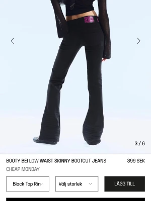 Svarta bootcut jeans Cheap Monday - Helt nyskick! Fick i julklapp men lite fel i storleken så har därför bara använt dom en gång. Hör av er för att få egna bilder 💕