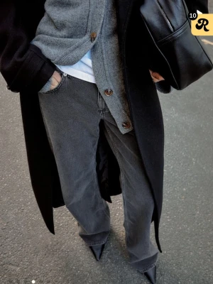 Jeans - Säljer ett par mörk gråa lite baggy jeans från NAKD, lågmidjade. Säljer då de inte används längre.