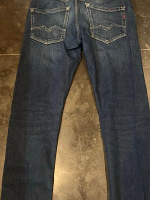 Mörkblå jeans från Replay - Snygga mörkblå jeans från Replay. Storlek W30 L32.