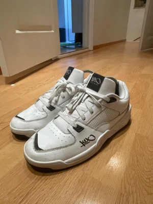 K1X Glide Sneakers - Säljer ett par sneakers som jag köpte för ungefär två år sedan. Tyckte att de var snygga ett tag, men efter bara ett par användningar så ångrade jag mig. Skorna är främst gjorde för basket och basketspelare, men är sköna och fungerar precis lika bra som vardagssneakers. Storleken säger 45, men de sitter som 44. Inköpspris: 1400kr. Låda ingår.