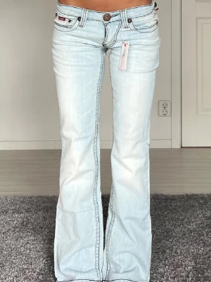 Jeans - Midjemått: 40cm rakt över, innerbenslängd: 81cm 💗