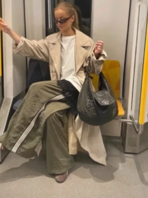 Lågmidjade utsvängda byxor - Utsvängda byxor med låg midja och luftigt tyg. Aldrig använda av mig men köpta second hand i mycket bra skick.