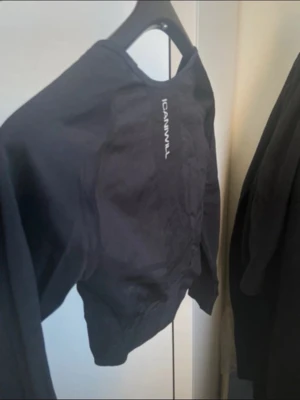Långärmad träningströja - Svart, långärmad träningströja från Icaniwill. Bara använd typ två gånger så väldigt bra skick. Formar kroppen fint.