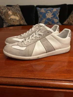 Maison Margiela Gats (Äkta) - Använda gats och jag säljer dessa för de var för stora för mig, hel vita och har några tecken på användning, hälen har tecken på användning men inga hål som läcker in vatten 